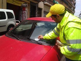 Equipos de Actuación Distrital de Usera y Villaverde retirando publicidad de prostitución en los vehículos