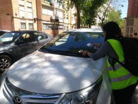 Equipos de Actuación Distrital de Usera y Villaverde retirando publicidad de prostitución en los vehículos
